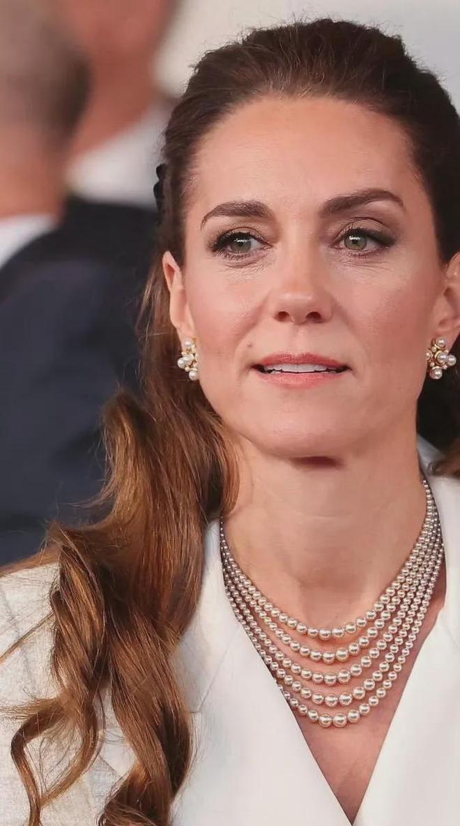第3次穿白色假两件连衣裙半扎发造型美开元棋牌app凯特王妃戴5股珍珠项链(图13)