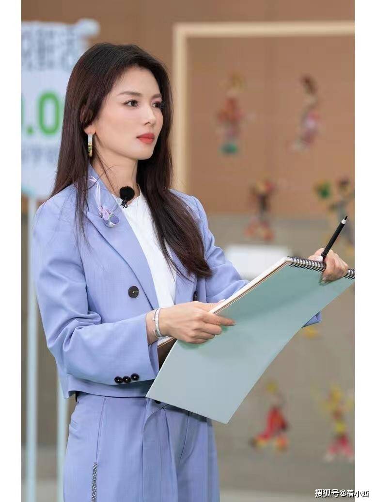 穿亮片裙明艳四方脸蛋紧致不出皱纹开元棋牌46岁刘涛科技美后大回春(图2)