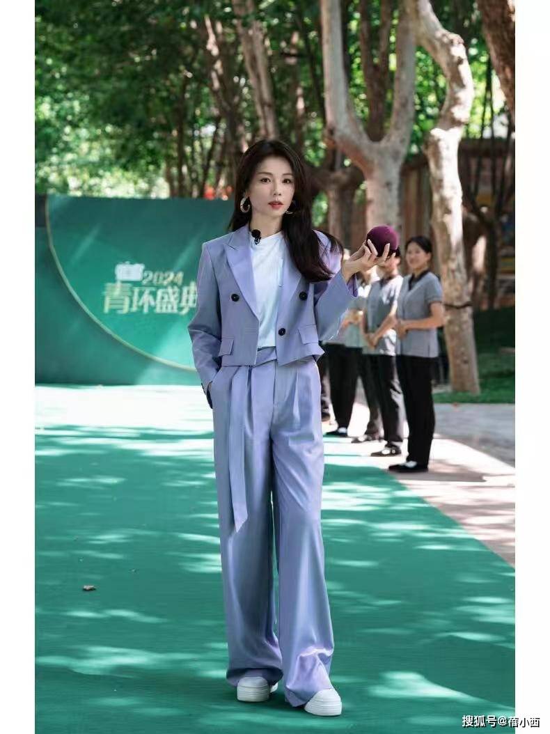 穿亮片裙明艳四方脸蛋紧致不出皱纹开元棋牌46岁刘涛科技美后大回春(图3)