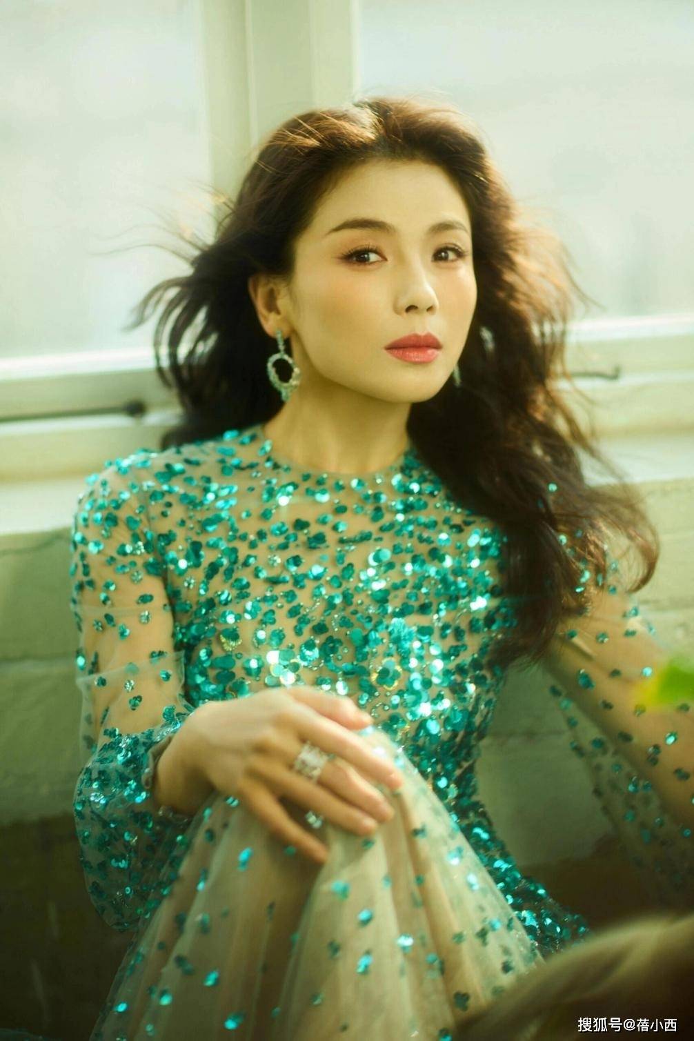 穿亮片裙明艳四方脸蛋紧致不出皱纹开元棋牌46岁刘涛科技美后大回春(图4)