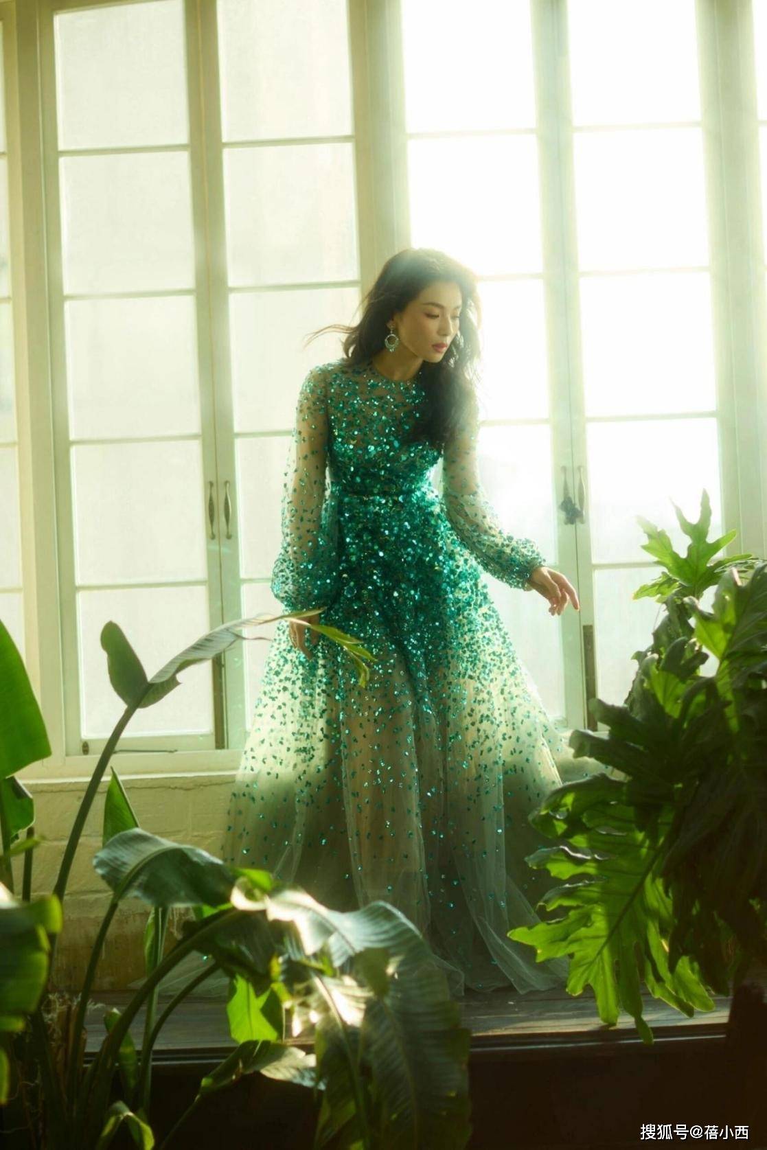 穿亮片裙明艳四方脸蛋紧致不出皱纹开元棋牌46岁刘涛科技美后大回春(图5)