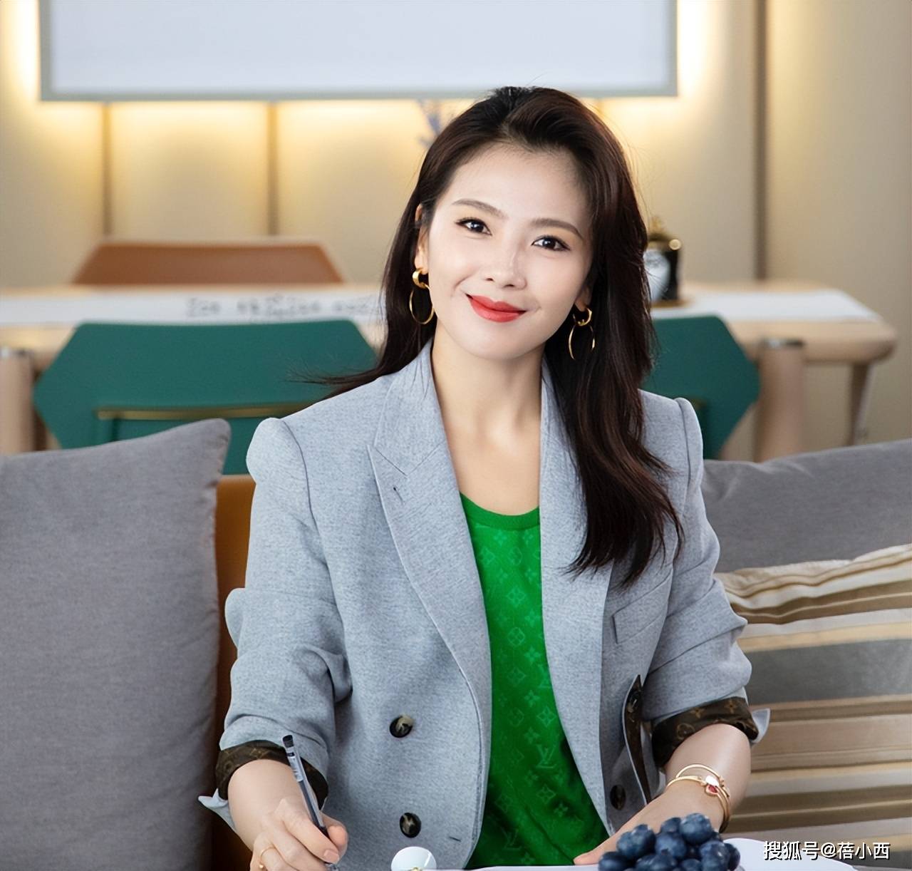 穿亮片裙明艳四方脸蛋紧致不出皱纹开元棋牌46岁刘涛科技美后大回春(图6)