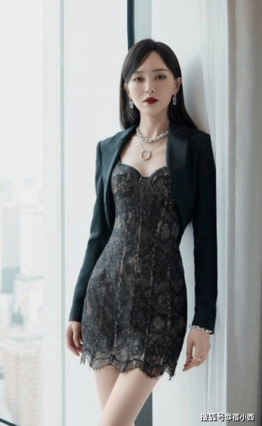 穿小黑裙短西装变水蜜桃性感又迷人ky开元棋牌被唐嫣的上班图惊艳！(图2)