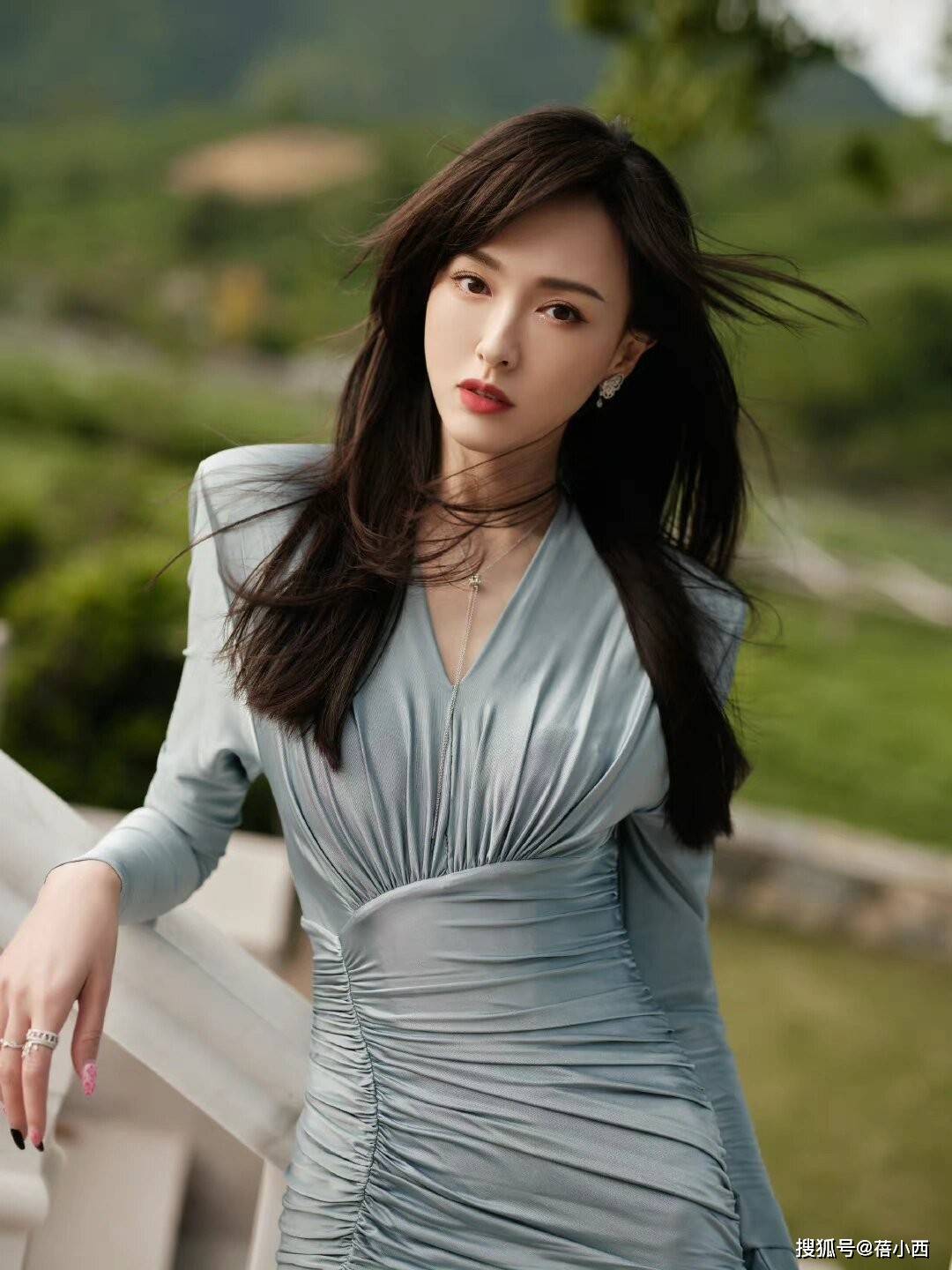 穿小黑裙短西装变水蜜桃性感又迷人ky开元棋牌被唐嫣的上班图惊艳！(图3)