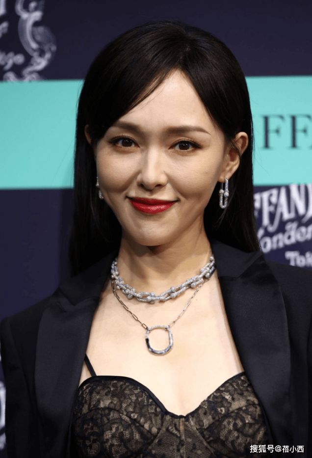 穿小黑裙短西装变水蜜桃性感又迷人ky开元棋牌被唐嫣的上班图惊艳！(图6)