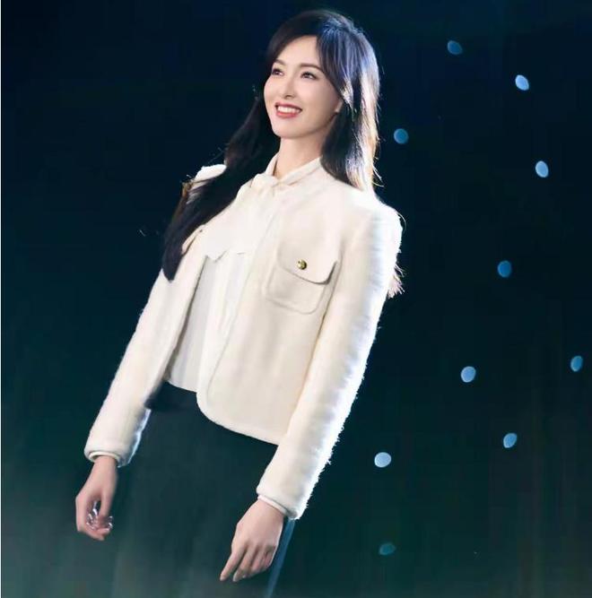 色紧身裤搭配白色西服尽显青春气息！ky开元棋牌唐嫣还是适合靓姐路线黑(图2)