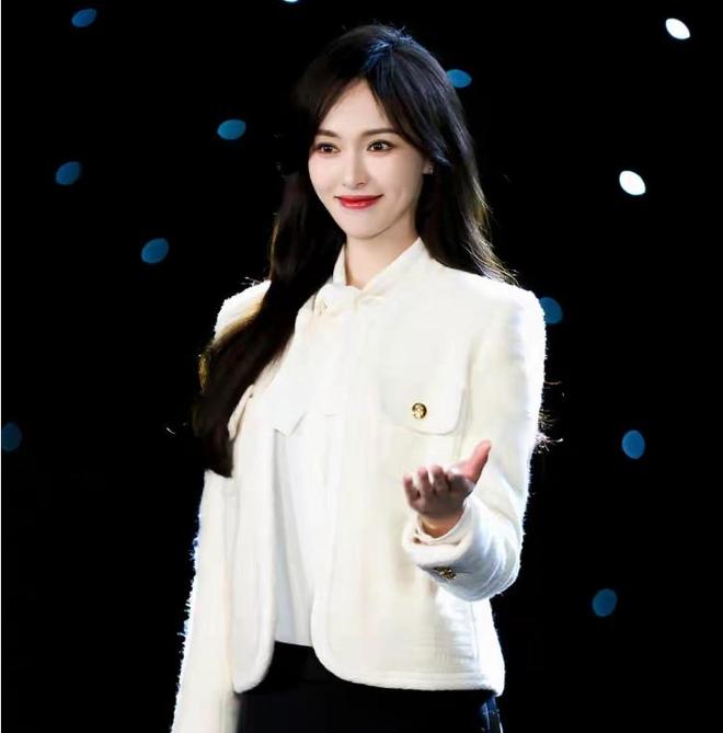 色紧身裤搭配白色西服尽显青春气息！ky开元棋牌唐嫣还是适合靓姐路线黑(图3)