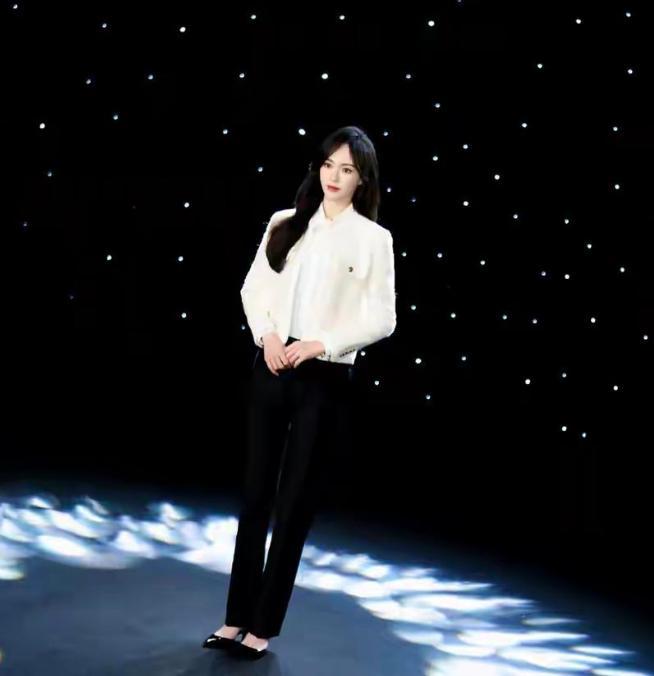 色紧身裤搭配白色西服尽显青春气息！ky开元棋牌唐嫣还是适合靓姐路线黑(图4)