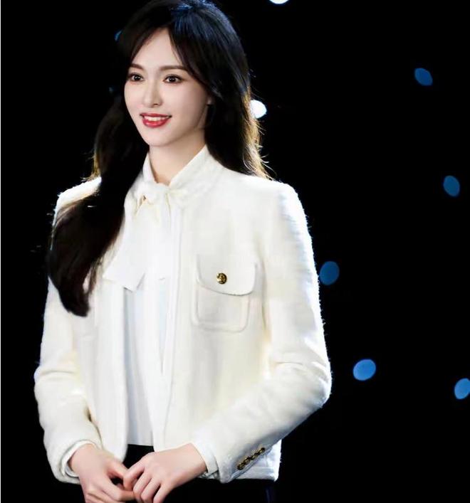 色紧身裤搭配白色西服尽显青春气息！ky开元棋牌唐嫣还是适合靓姐路线黑(图5)