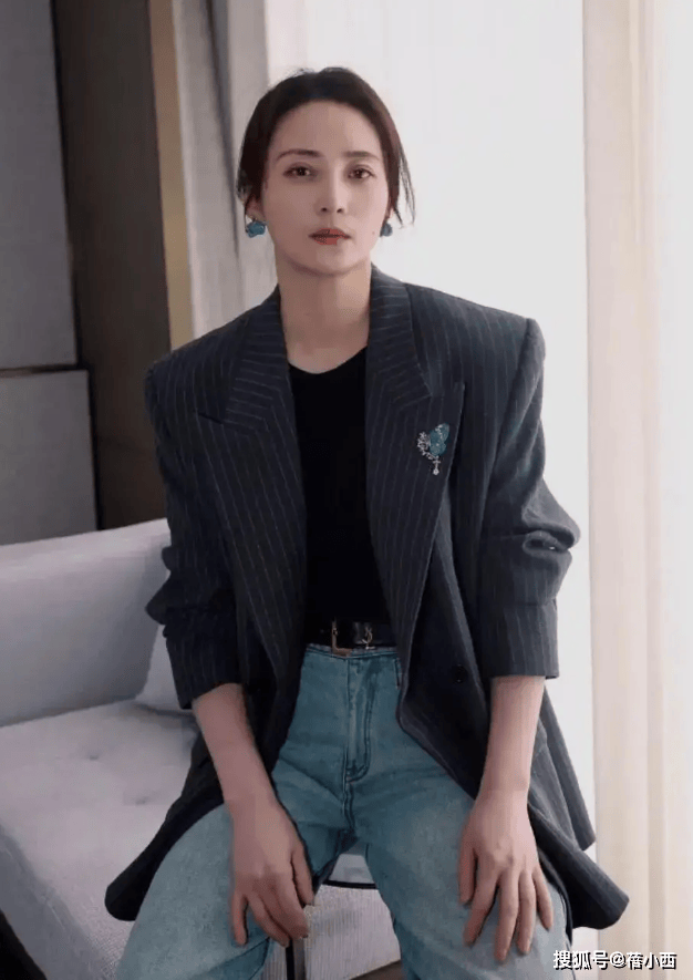 了：西装不配半身裙、短靴才更高级洋气开元棋牌app看了蒋勤勤的穿搭我悟(图1)