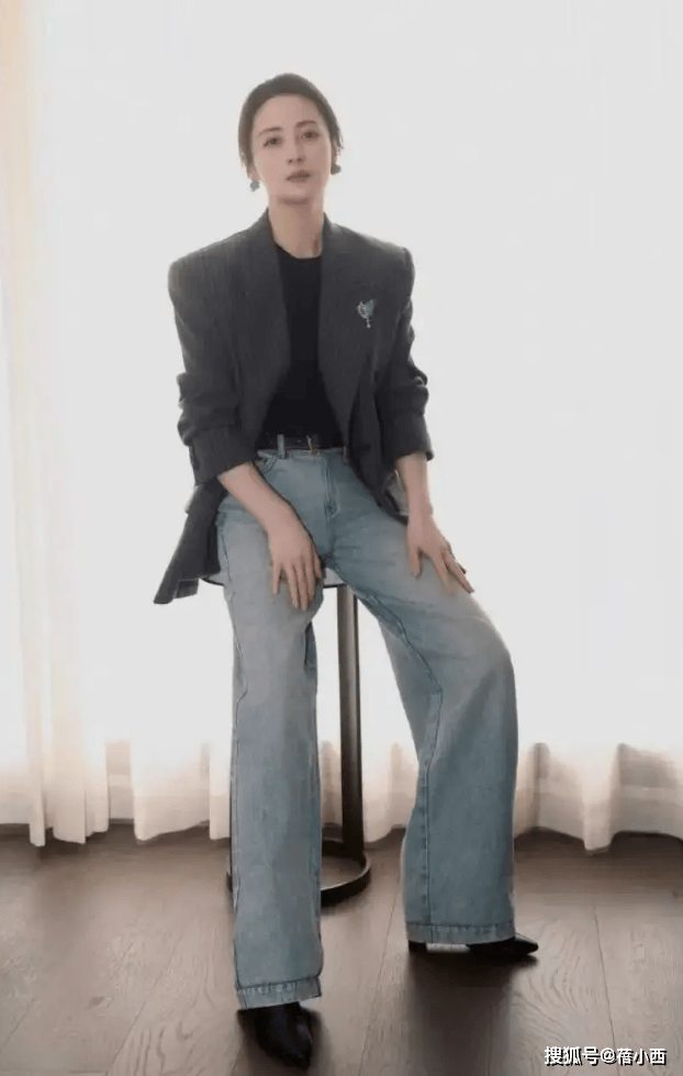 了：西装不配半身裙、短靴才更高级洋气开元棋牌app看了蒋勤勤的穿搭我悟(图2)