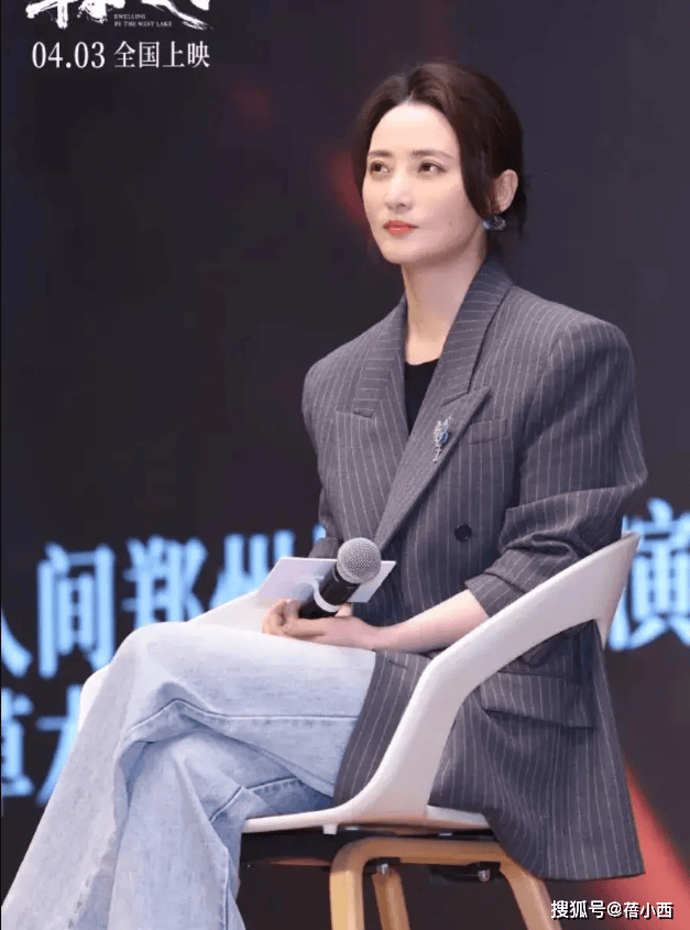 了：西装不配半身裙、短靴才更高级洋气开元棋牌app看了蒋勤勤的穿搭我悟(图3)