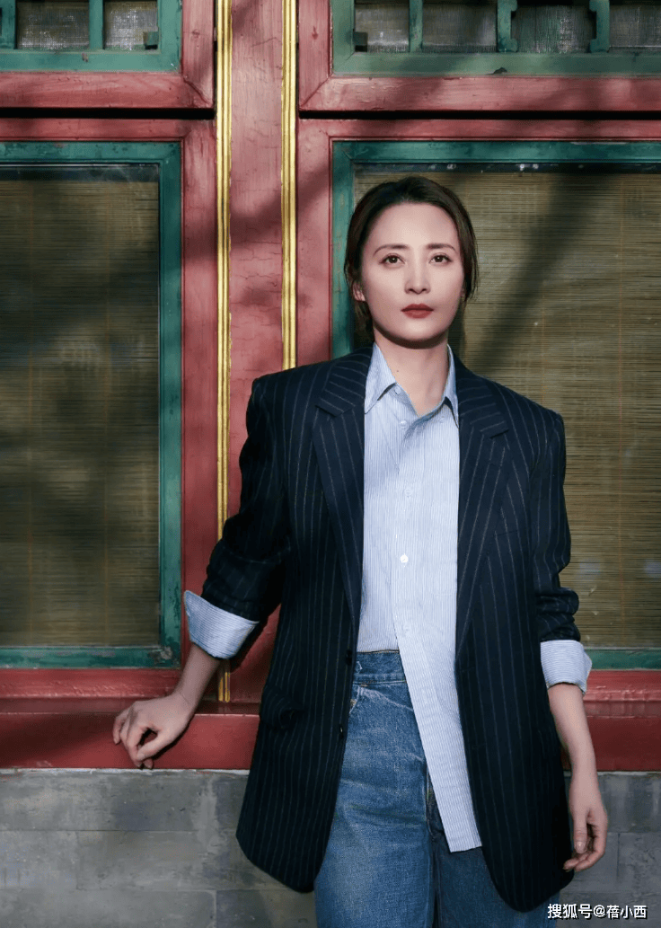 了：西装不配半身裙、短靴才更高级洋气开元棋牌app看了蒋勤勤的穿搭我悟(图4)