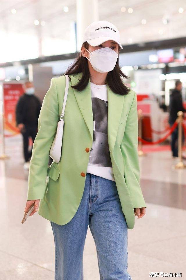 了：西装不配半身裙、短靴才更高级洋气开元棋牌app看了蒋勤勤的穿搭我悟(图5)