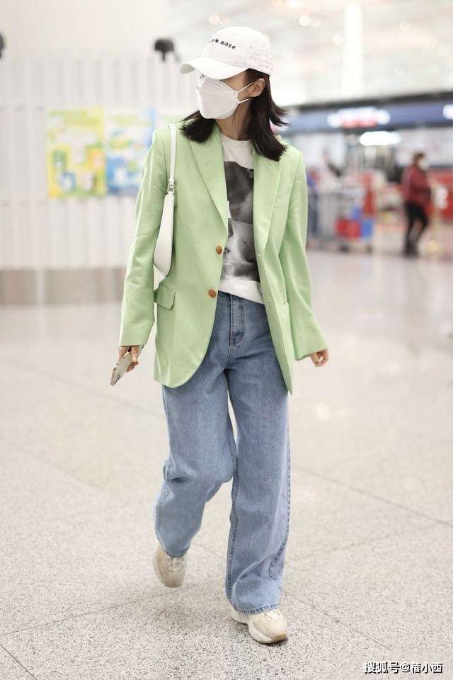 了：西装不配半身裙、短靴才更高级洋气开元棋牌app看了蒋勤勤的穿搭我悟(图6)