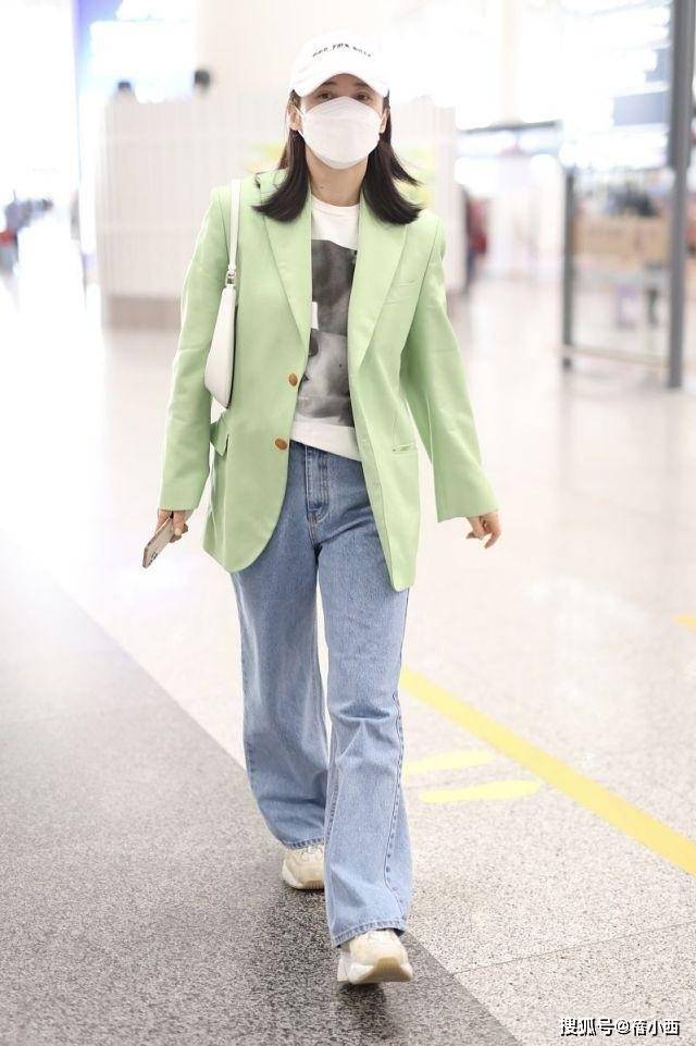 了：西装不配半身裙、短靴才更高级洋气开元棋牌app看了蒋勤勤的穿搭我悟(图7)