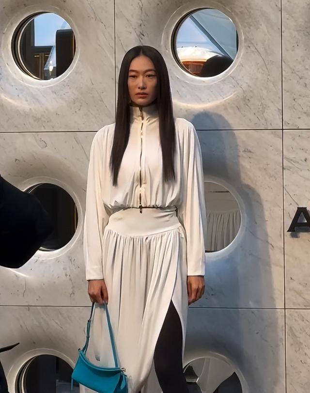 假胸”尴尬娜然脸肿胀秦舒培一脸男相开元ky棋牌北京酒会太真实吉娜“(图2)