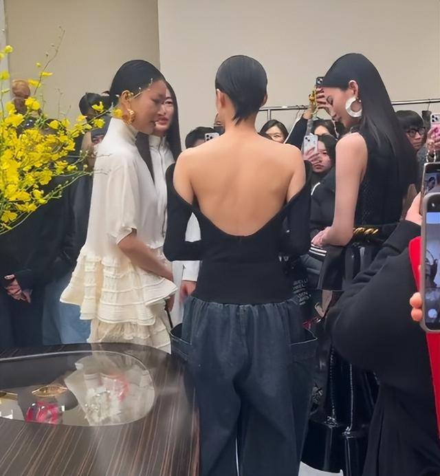 假胸”尴尬娜然脸肿胀秦舒培一脸男相开元ky棋牌北京酒会太真实吉娜“(图3)