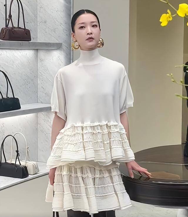 假胸”尴尬娜然脸肿胀秦舒培一脸男相开元ky棋牌北京酒会太真实吉娜“(图4)