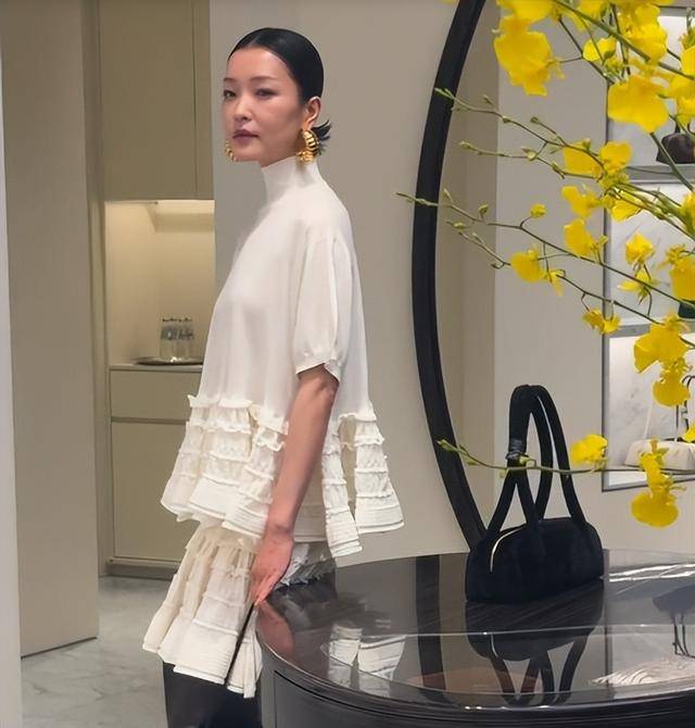 假胸”尴尬娜然脸肿胀秦舒培一脸男相开元ky棋牌北京酒会太真实吉娜“(图6)