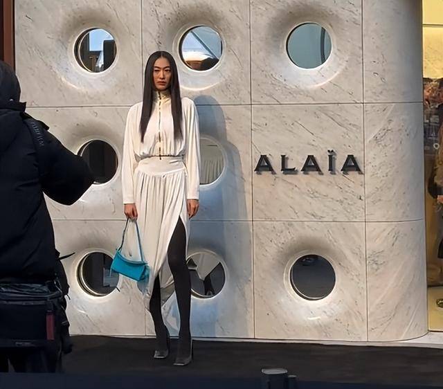 假胸”尴尬娜然脸肿胀秦舒培一脸男相开元ky棋牌北京酒会太真实吉娜“(图24)