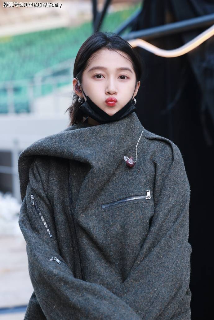 呢短夹克+工装牛仔裤美得相当出挑了！开元棋牌app关晓彤又秀大长腿了！毛(图2)