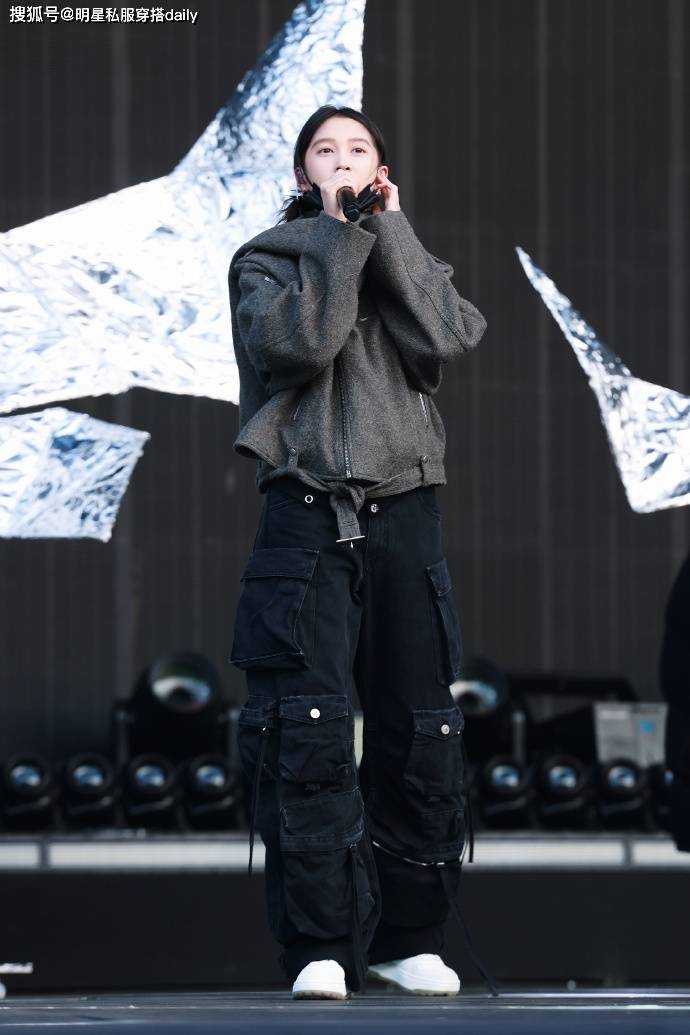 呢短夹克+工装牛仔裤美得相当出挑了！开元棋牌app关晓彤又秀大长腿了！毛(图4)