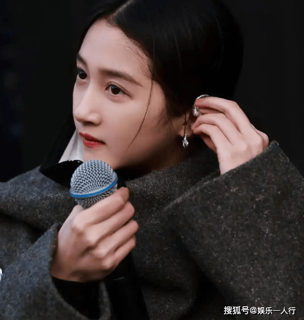 这身直接美上热搜灰色夹克配黑色工装裤潮酷迷人开元棋牌app别再说关晓彤土了！浙江卫视彩排(图2)