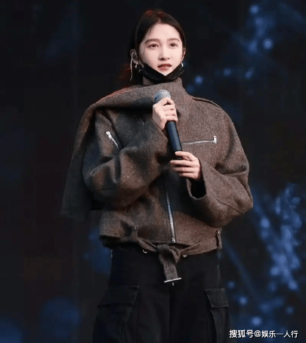 这身直接美上热搜灰色夹克配黑色工装裤潮酷迷人开元棋牌app别再说关晓彤土了！浙江卫视彩排(图3)