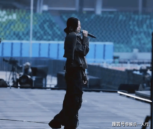 这身直接美上热搜灰色夹克配黑色工装裤潮酷迷人开元棋牌app别再说关晓彤土了！浙江卫视彩排(图9)