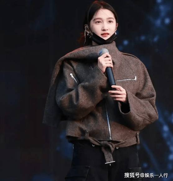 这身直接美上热搜灰色夹克配黑色工装裤潮酷迷人开元棋牌app别再说关晓彤土了！浙江卫视彩排(图10)