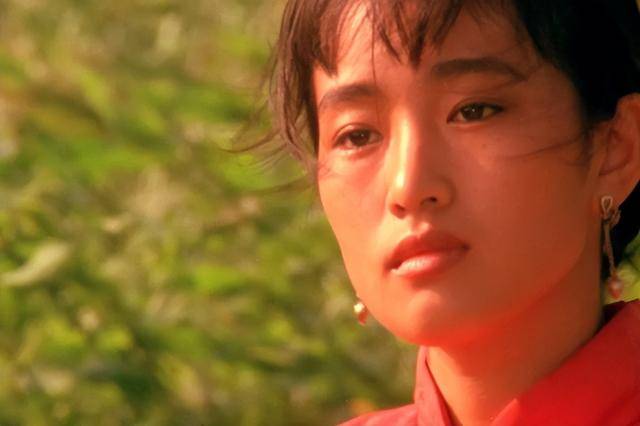 钟楚曦穿露背装却被压轴的巩俐惊艳开元棋牌北京这天周冬雨没胸硬