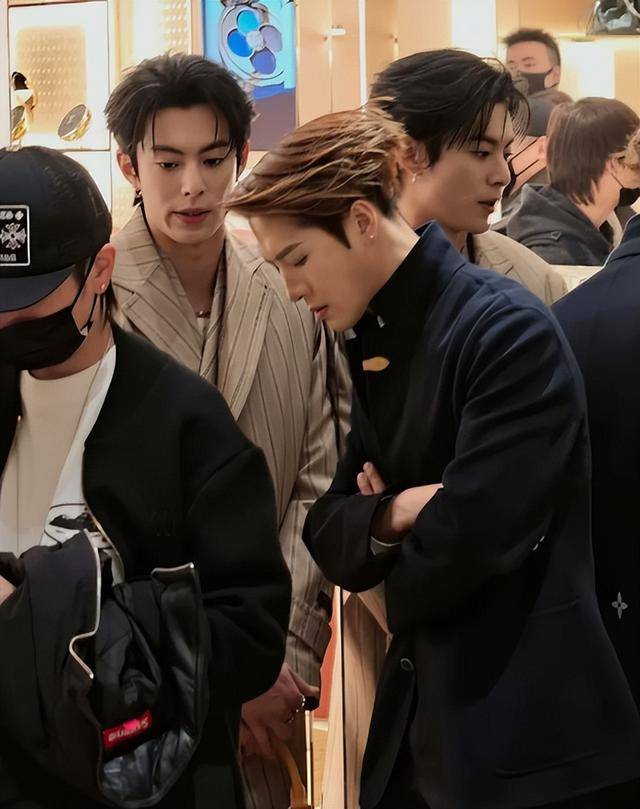 钟楚曦穿露背装却被压轴的巩俐惊艳开元棋牌北京这天周冬雨没胸硬捂(图2)