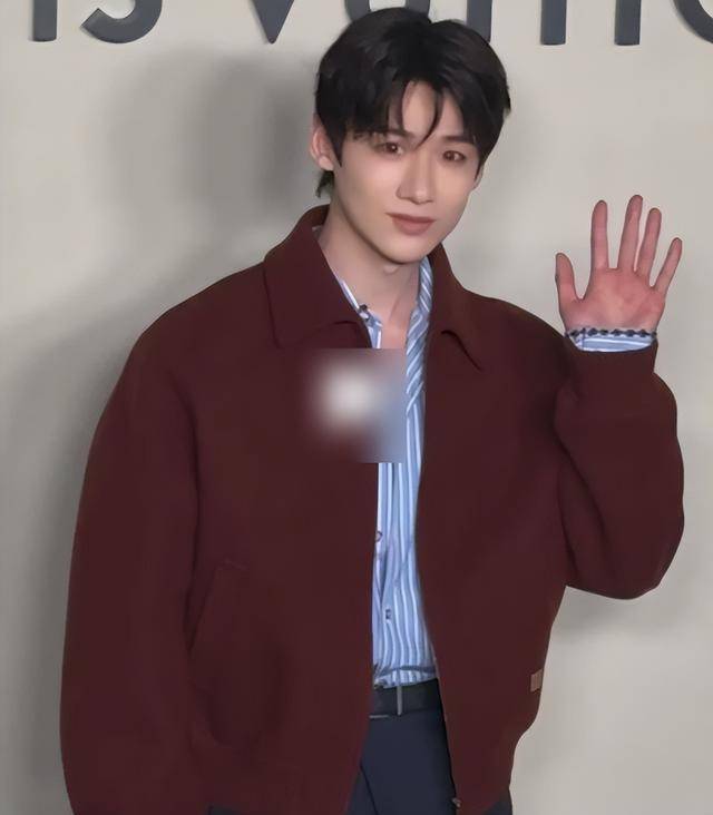 钟楚曦穿露背装却被压轴的巩俐惊艳开元棋牌北京这天周冬雨没胸硬捂(图4)