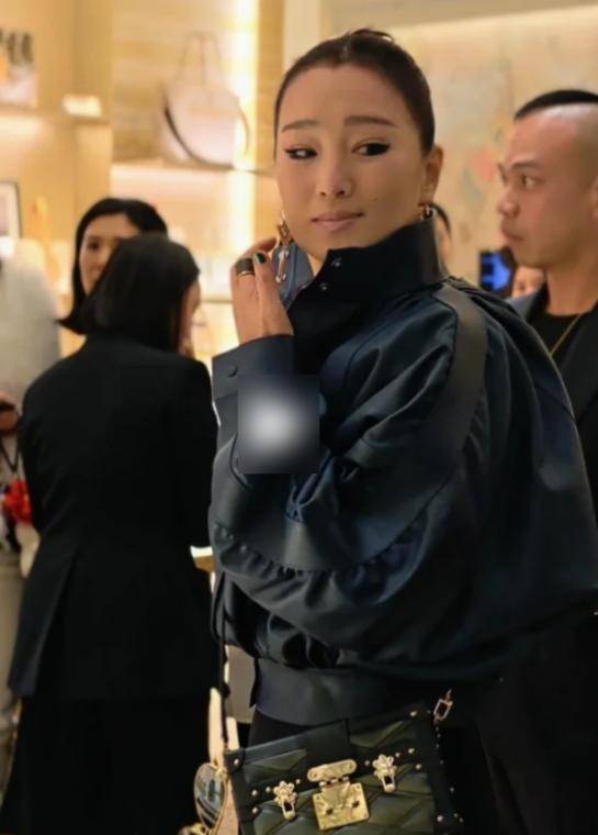 钟楚曦穿露背装却被压轴的巩俐惊艳开元棋牌北京这天周冬雨没胸硬捂(图6)