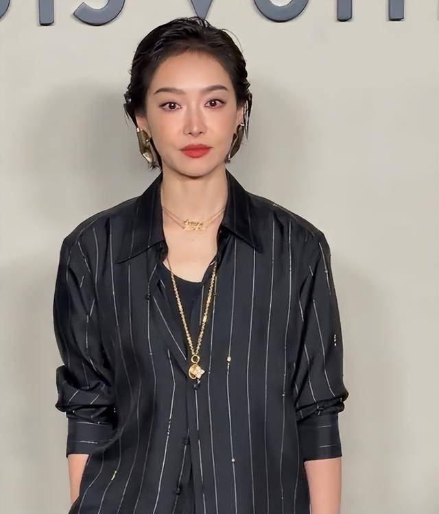 钟楚曦穿露背装却被压轴的巩俐惊艳开元棋牌北京这天周冬雨没胸硬捂(图5)