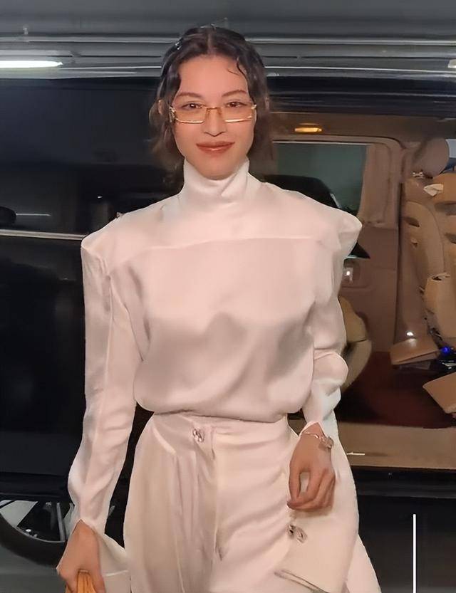 钟楚曦穿露背装却被压轴的巩俐惊艳开元棋牌北京这天周冬雨没胸硬捂(图7)