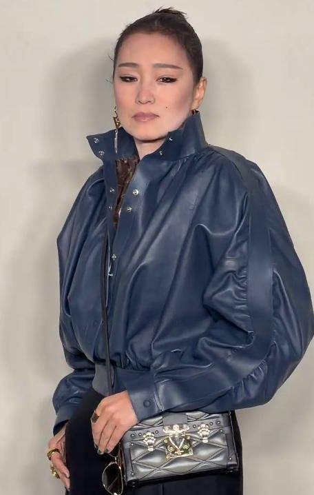 钟楚曦穿露背装却被压轴的巩俐惊艳开元棋牌北京这天周冬雨没胸硬捂(图9)