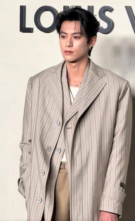 钟楚曦穿露背装却被压轴的巩俐惊艳开元棋牌北京这天周冬雨没胸硬捂(图10)