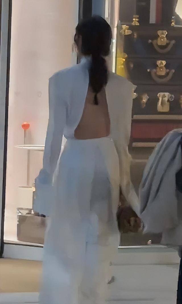 钟楚曦穿露背装却被压轴的巩俐惊艳开元棋牌北京这天周冬雨没胸硬捂(图11)