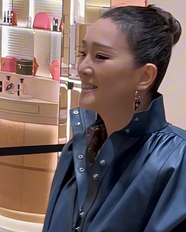 钟楚曦穿露背装却被压轴的巩俐惊艳开元棋牌北京这天周冬雨没胸硬捂(图12)