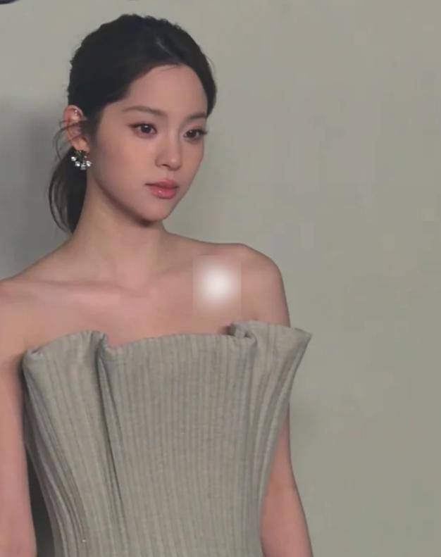 钟楚曦穿露背装却被压轴的巩俐惊艳开元棋牌北京这天周冬雨没胸硬捂(图13)