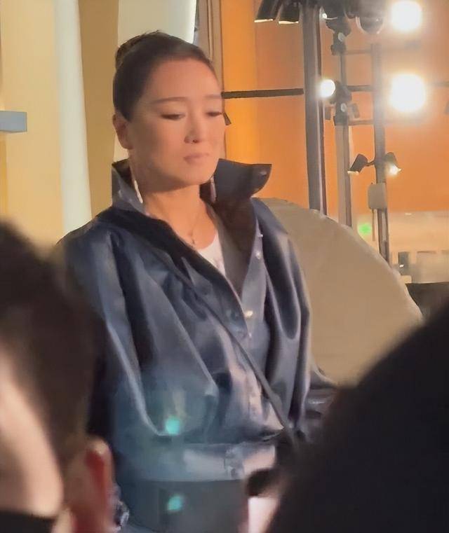 钟楚曦穿露背装却被压轴的巩俐惊艳开元棋牌北京这天周冬雨没胸硬捂(图14)