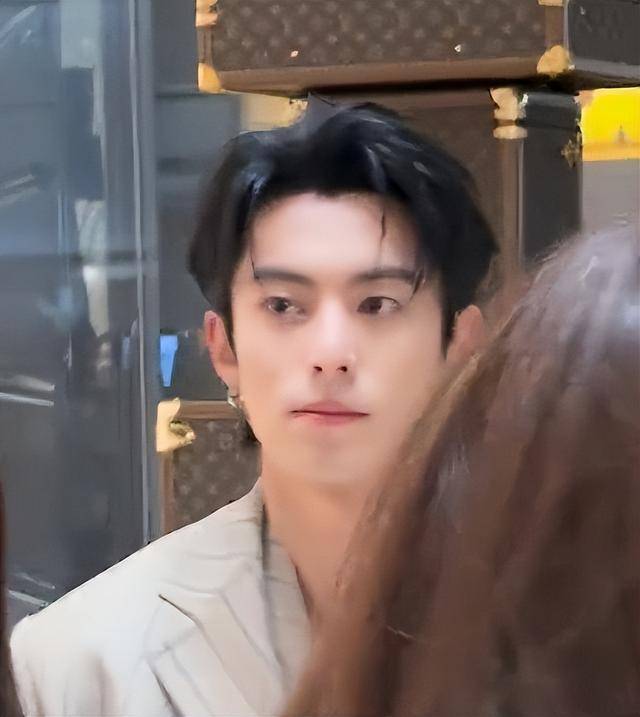 钟楚曦穿露背装却被压轴的巩俐惊艳开元棋牌北京这天周冬雨没胸硬捂(图16)