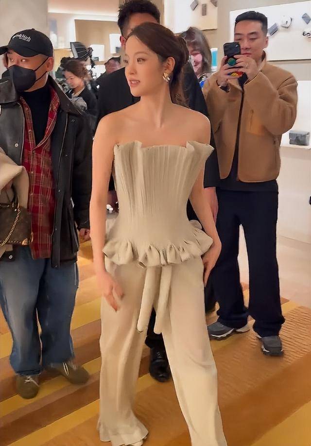 钟楚曦穿露背装却被压轴的巩俐惊艳开元棋牌北京这天周冬雨没胸硬捂(图17)