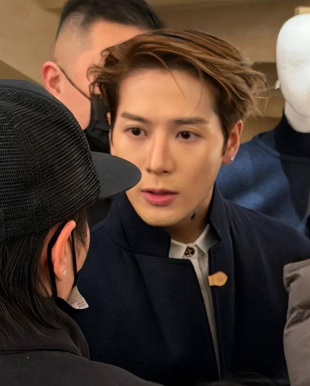 钟楚曦穿露背装却被压轴的巩俐惊艳开元棋牌北京这天周冬雨没胸硬捂(图20)