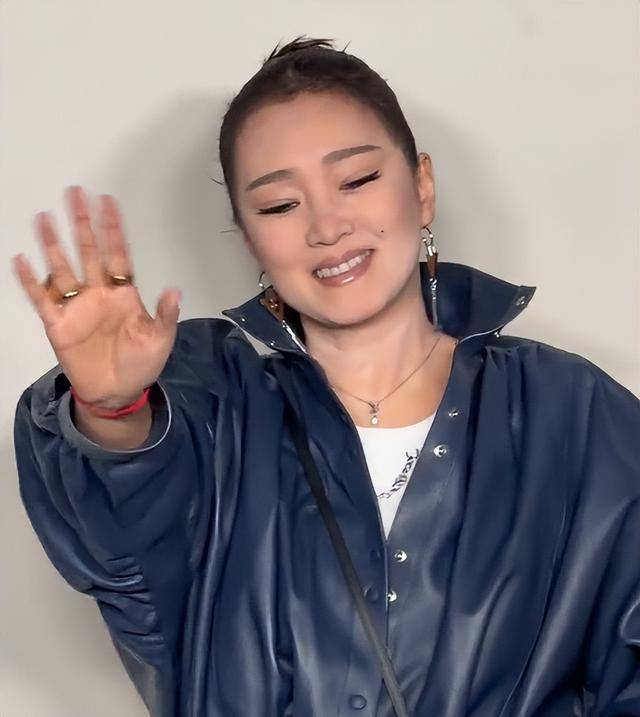 钟楚曦穿露背装却被压轴的巩俐惊艳开元棋牌北京这天周冬雨没胸硬捂(图21)