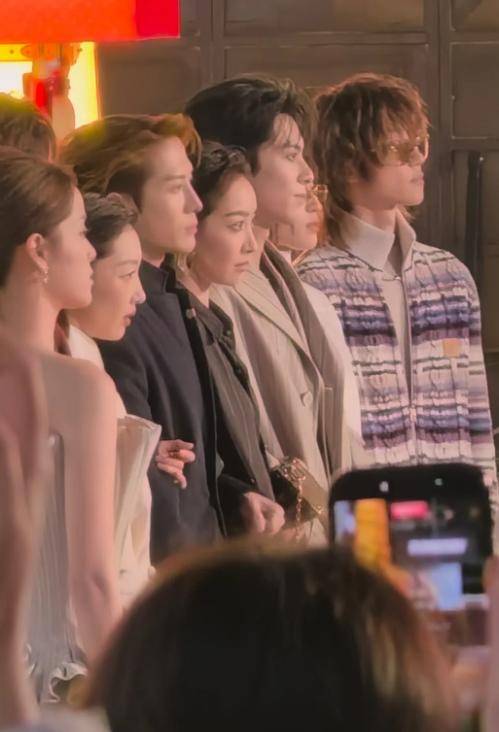 钟楚曦穿露背装却被压轴的巩俐惊艳开元棋牌北京这天周冬雨没胸硬捂(图22)