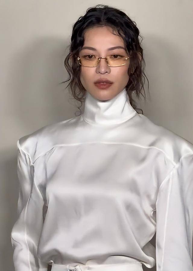 钟楚曦穿露背装却被压轴的巩俐惊艳开元棋牌北京这天周冬雨没胸硬捂(图23)