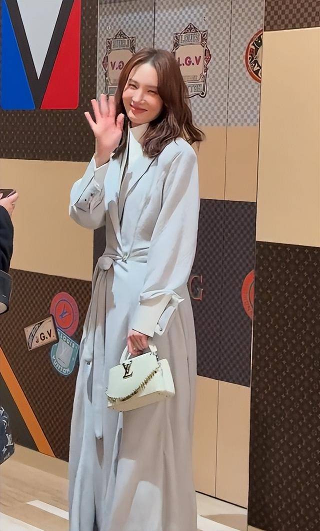 钟楚曦穿露背装却被压轴的巩俐惊艳开元棋牌北京这天周冬雨没胸硬捂(图24)